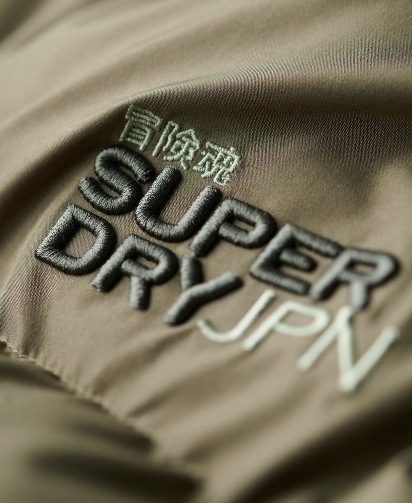 ダスティオリーブグリーンのフード付きスポーツパファーボンバージャケット