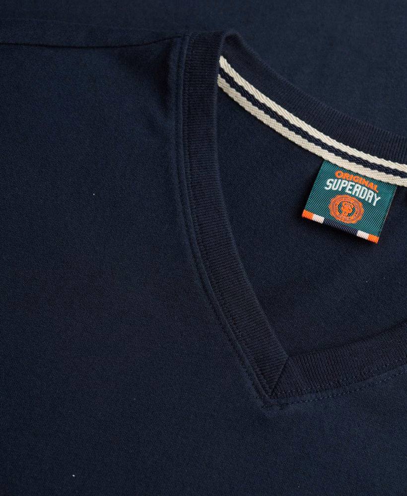 オーガニックコットン エッセンシャルロゴ VネックTシャツ