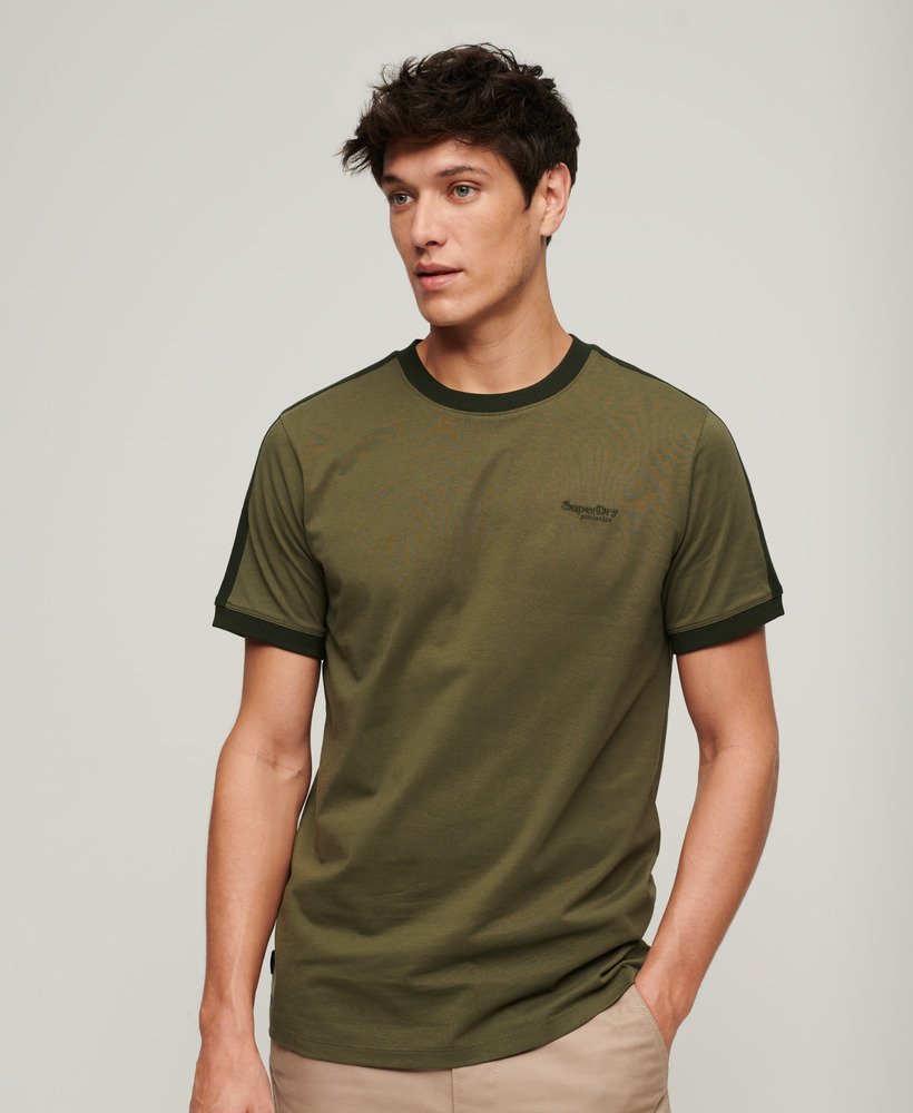 エッセンシャル ロゴ レトロ tシャツ オリーブ ナイトグリーンサープラスグッズ オリーブ