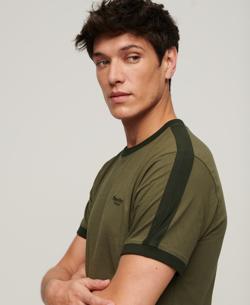 エッセンシャル ロゴ レトロ tシャツ オリーブ ナイトグリーンサープラスグッズ オリーブ