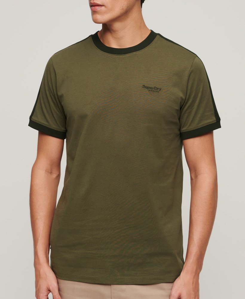 エッセンシャル ロゴ レトロ tシャツ オリーブ ナイトグリーンサープラスグッズ オリーブ