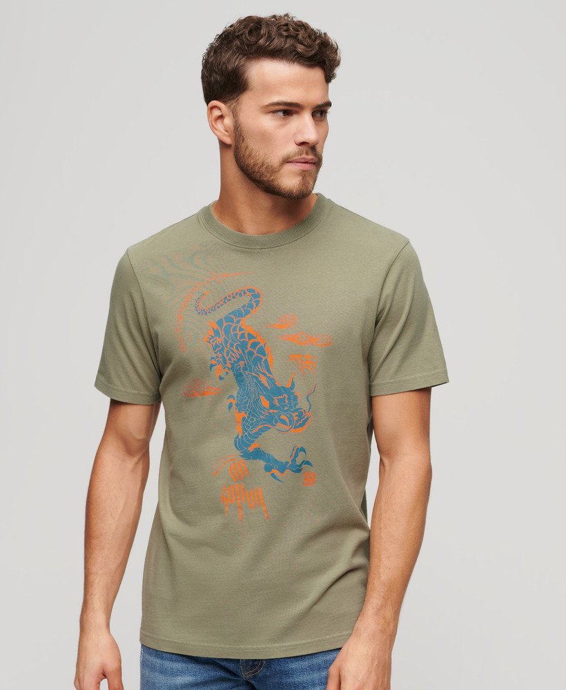 superdry x コモドカイラッシュドラゴン tシャツ(ライトカーキグリーン)