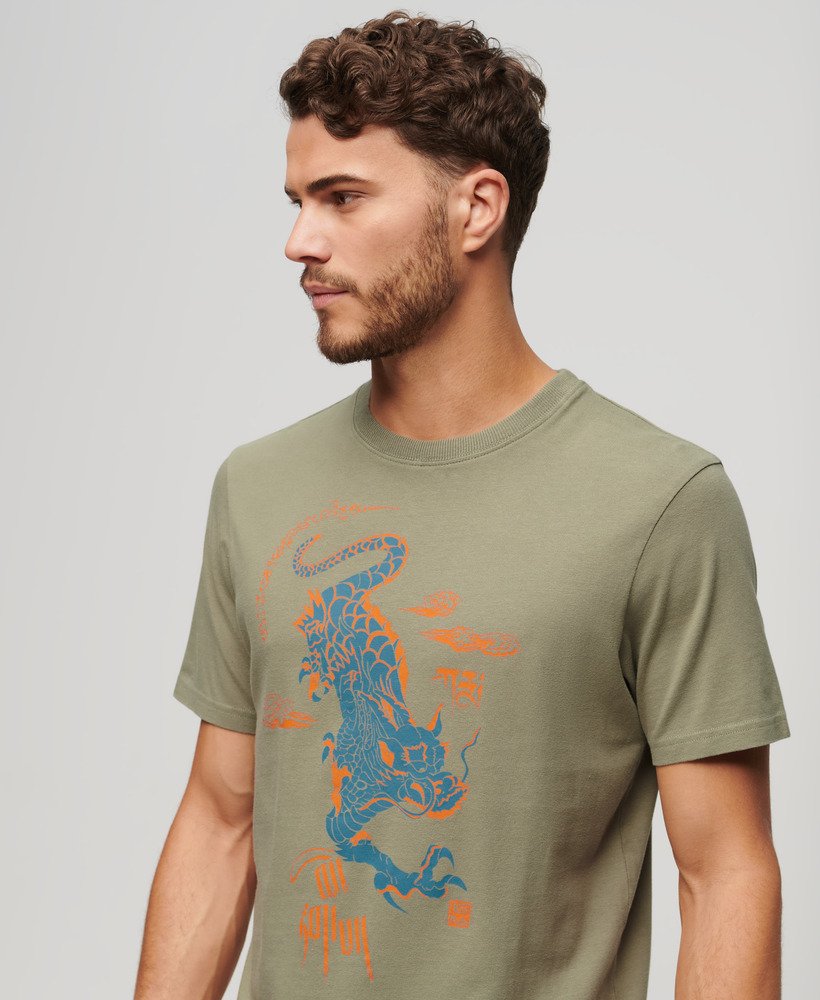superdry x コモドカイラッシュドラゴン tシャツ(ライトカーキグリーン)