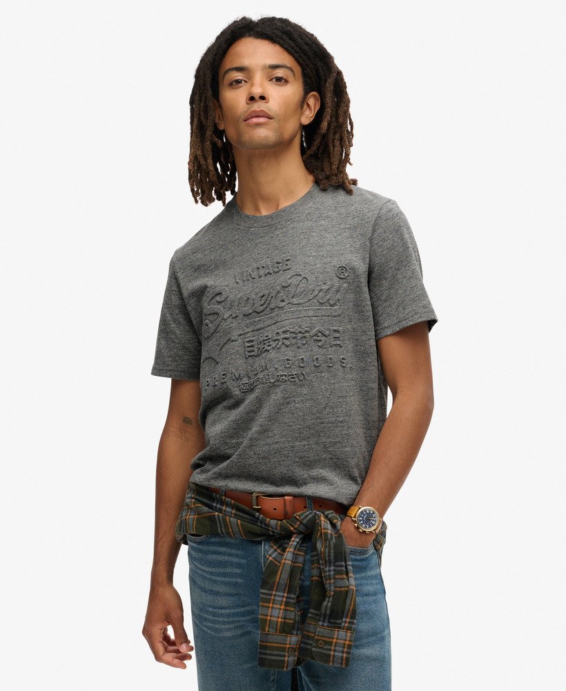 サープラスジェッター チャコールグリットのエンボスグラフィックtシャツ