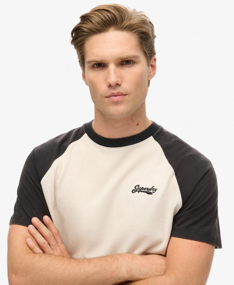 エッセンシャル ロゴ ベースボール tシャツ(ホワイトサンドブラック)