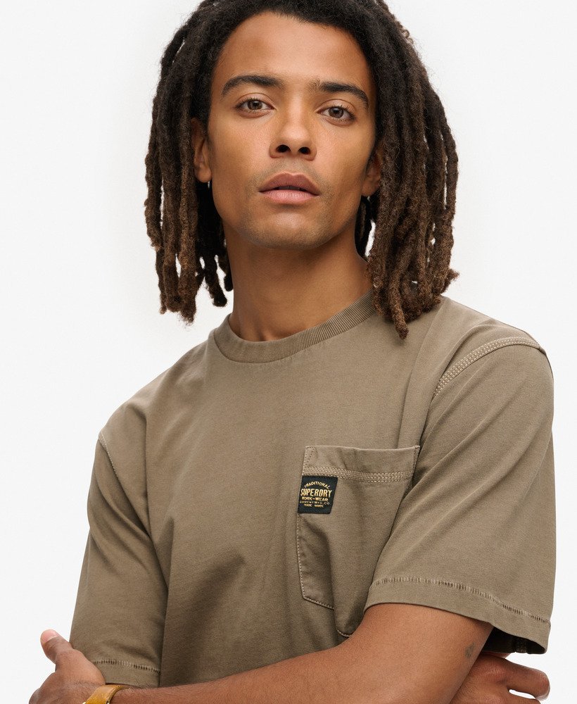 ウォッシュドモレルブラウンのコントラストステッチポケットtシャツ