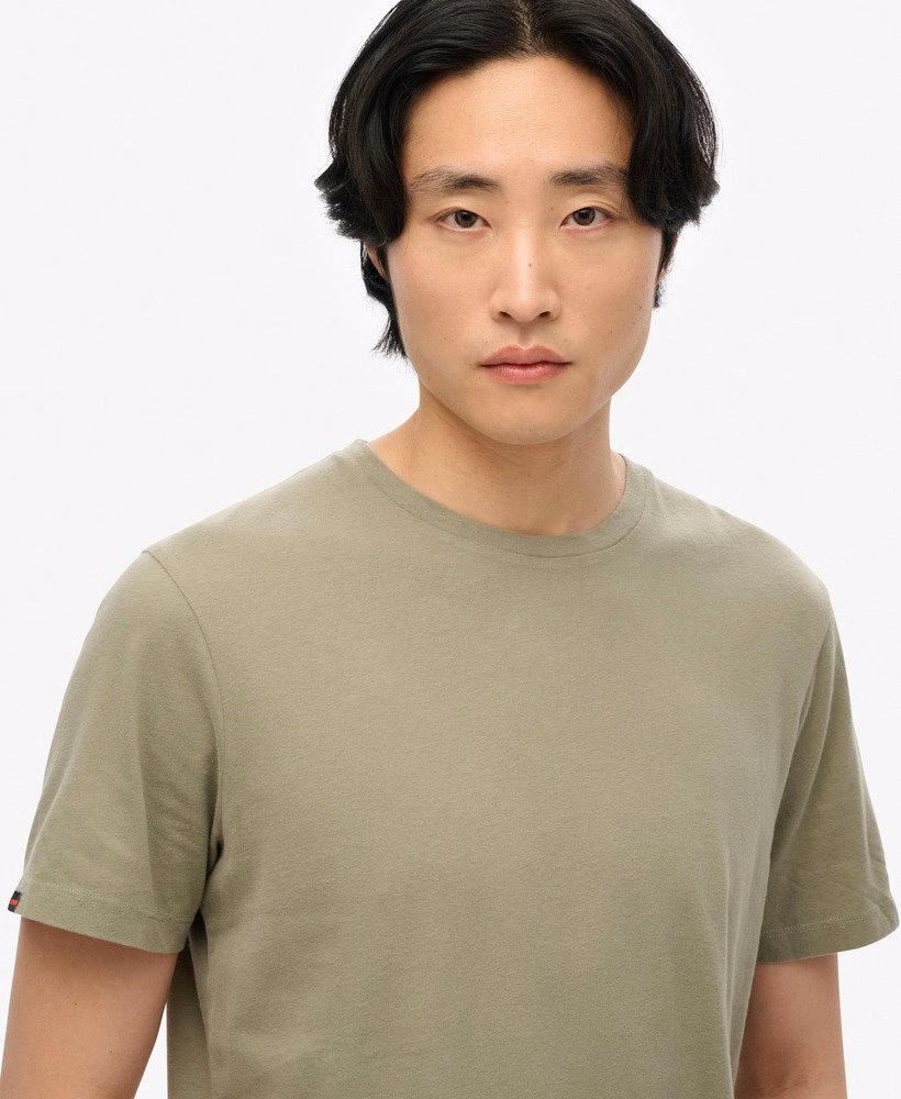 定番のエッセンシャルTシャツ