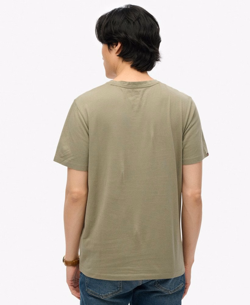 定番のエッセンシャルTシャツ