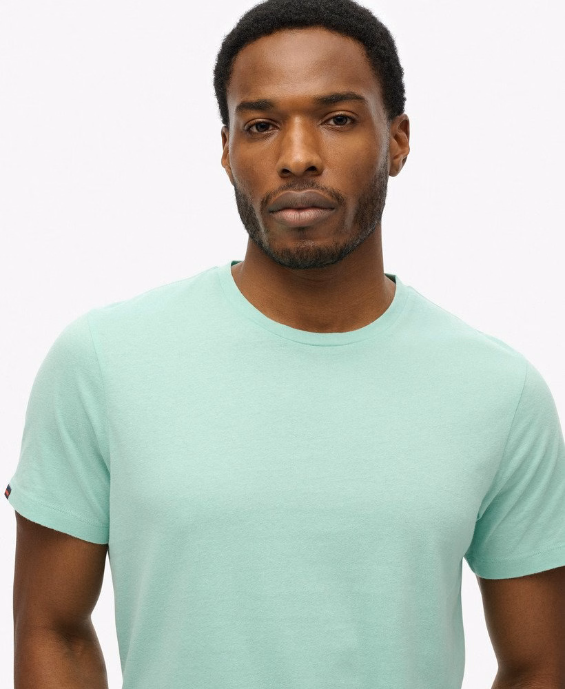 定番のエッセンシャルTシャツ