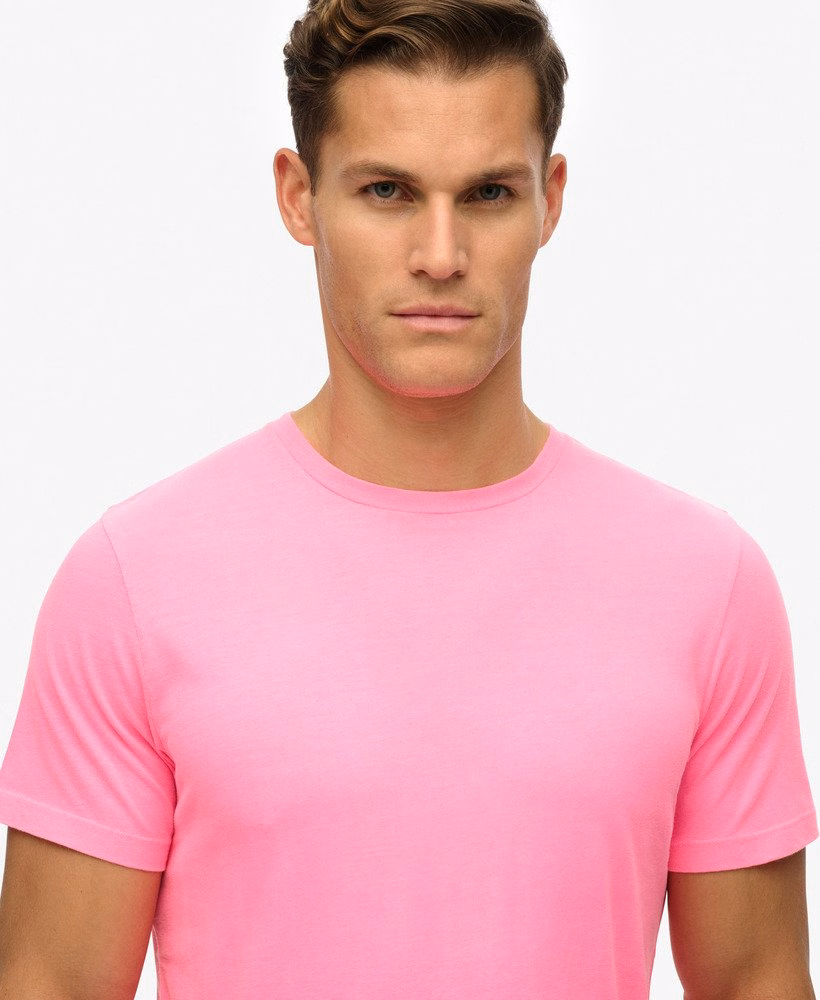 定番のエッセンシャルTシャツ