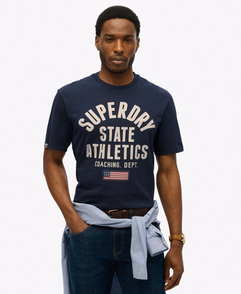 ヴィンテージアスレチックエッセンシャルグラフィックTシャツ