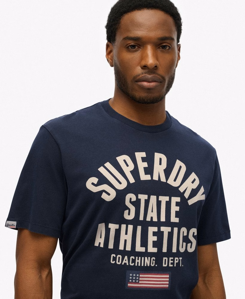 ヴィンテージアスレチックエッセンシャルグラフィックTシャツ
