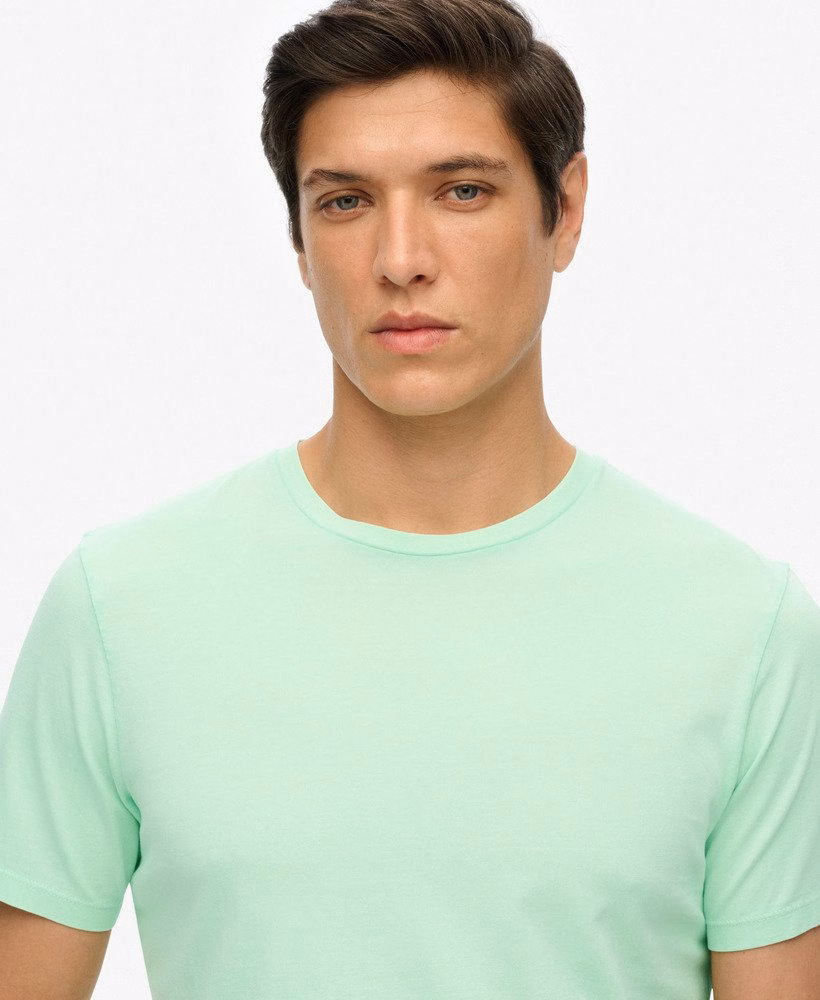 定番のエッセンシャルTシャツ