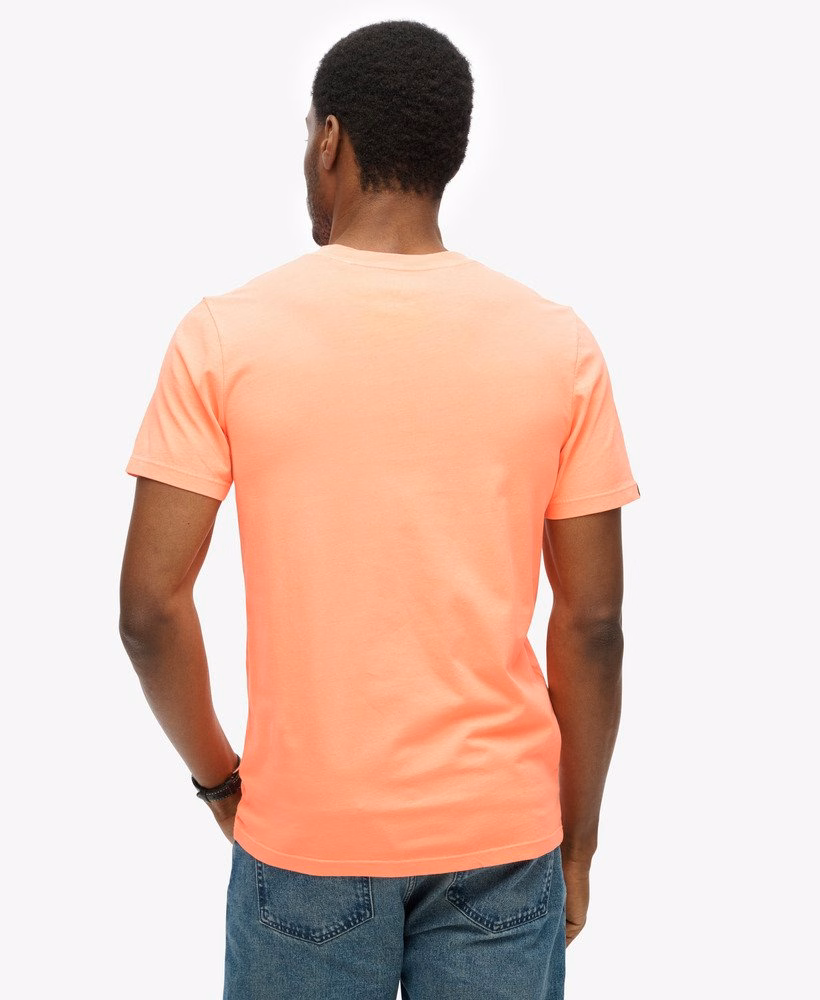 定番のエッセンシャルTシャツ