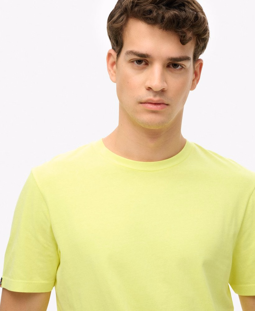 定番のエッセンシャルTシャツ