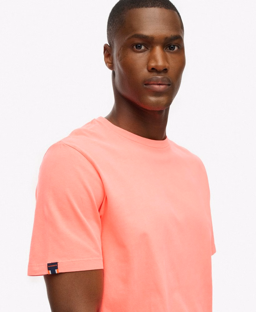 定番のエッセンシャルTシャツ
