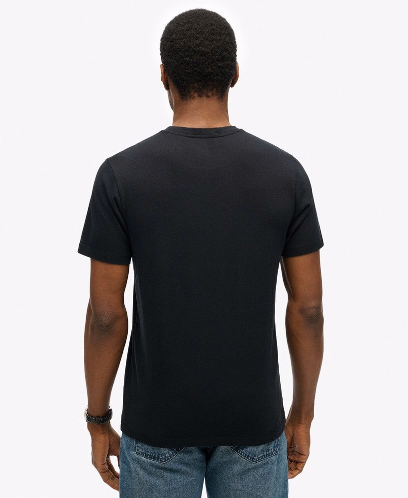 定番のエッセンシャルTシャツ