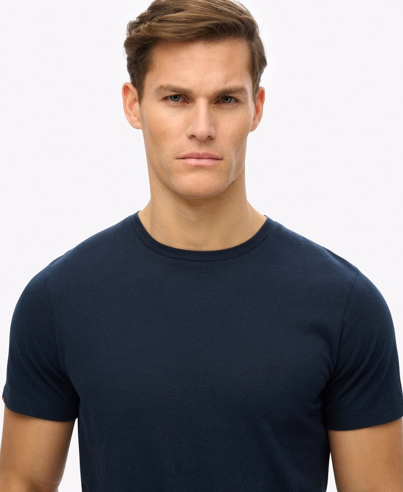 定番のエッセンシャルTシャツ