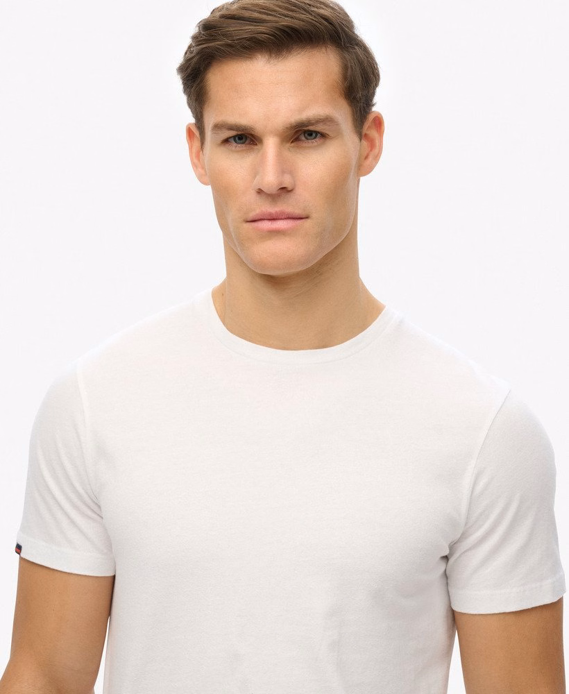 定番のエッセンシャルTシャツ