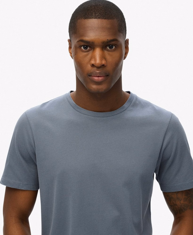 定番のエッセンシャルTシャツ