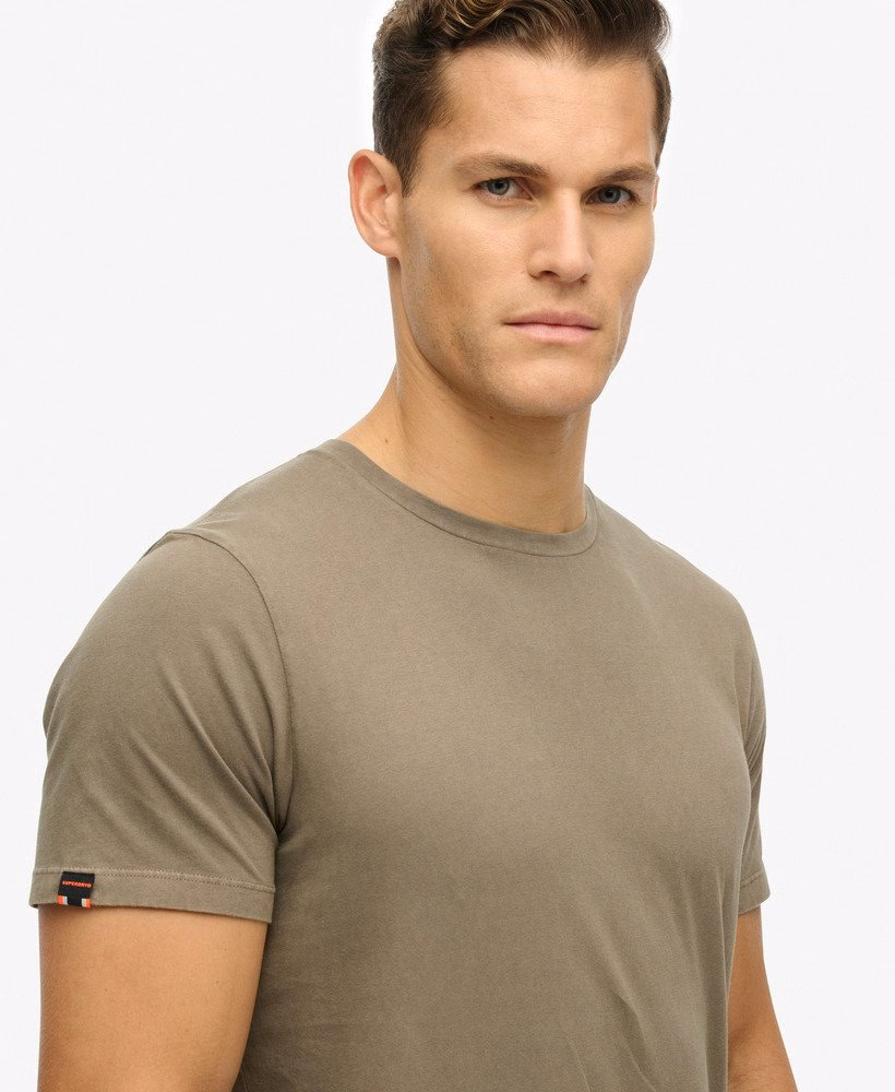 定番のエッセンシャルTシャツ