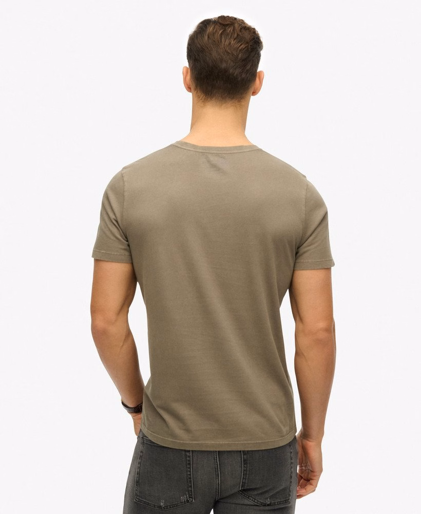 定番のエッセンシャルTシャツ