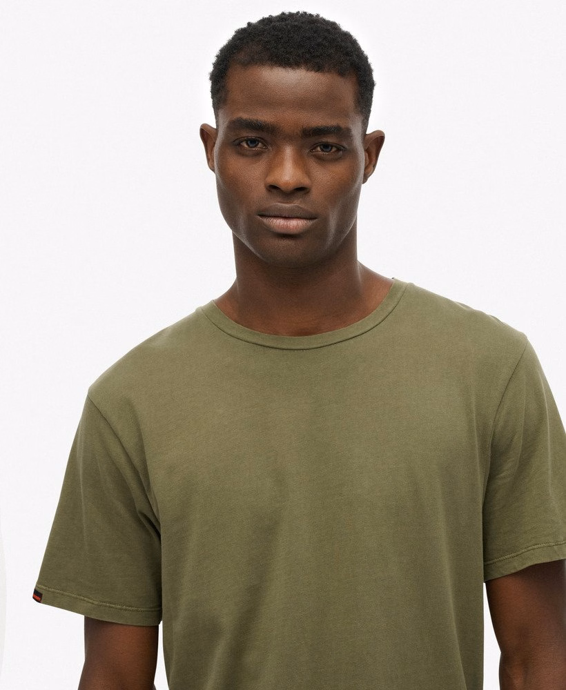 定番のエッセンシャルTシャツ