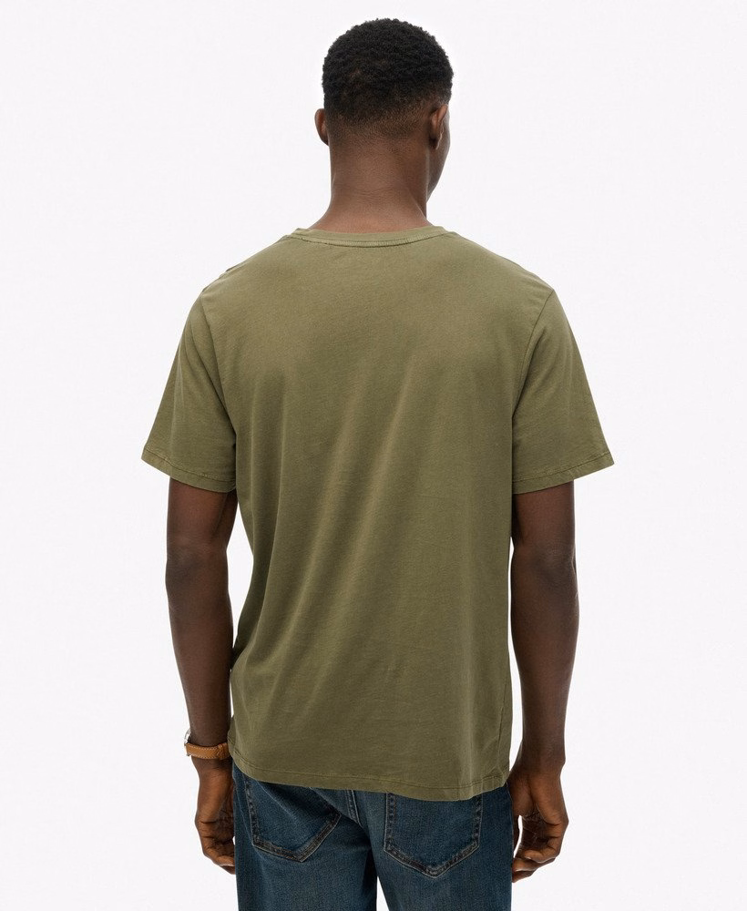 定番のエッセンシャルTシャツ