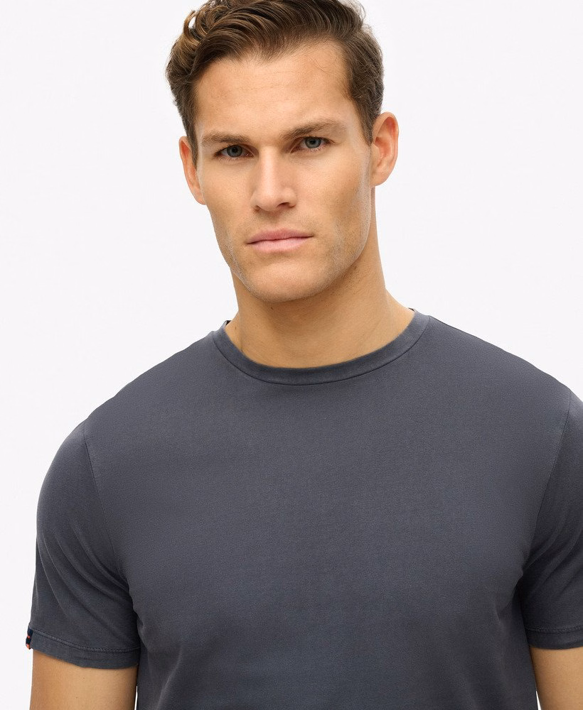 定番のエッセンシャルTシャツ