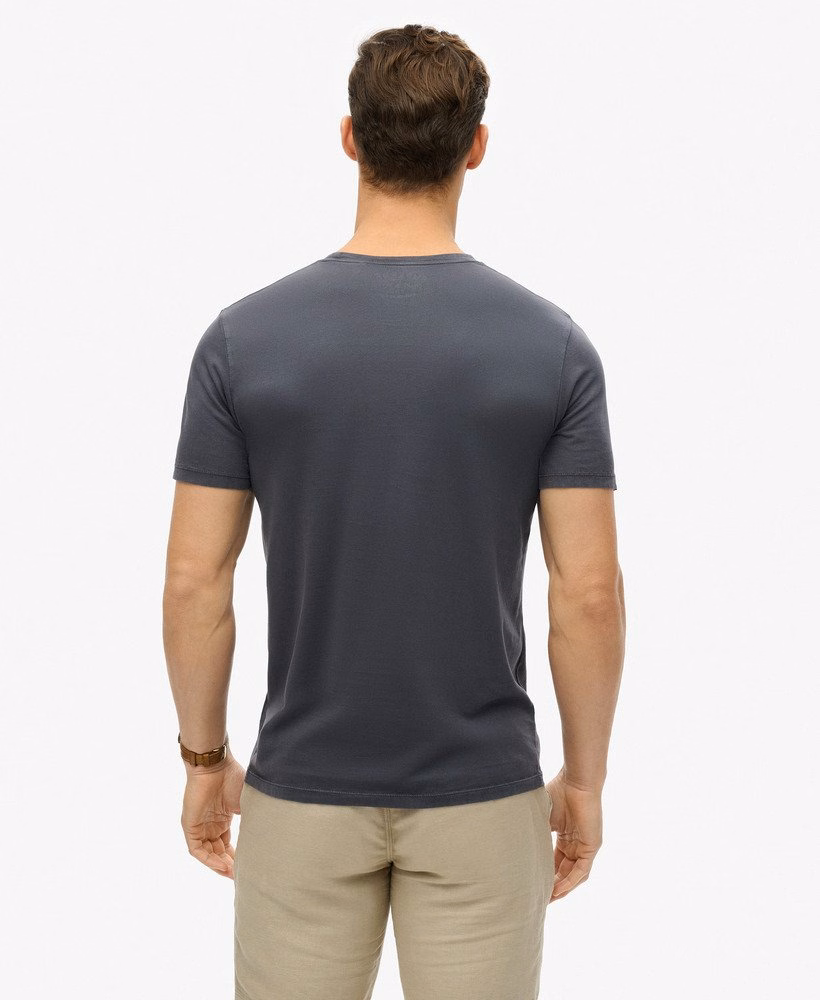定番のエッセンシャルTシャツ