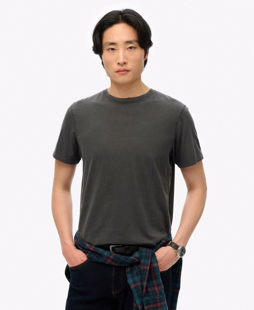 定番のエッセンシャルTシャツ