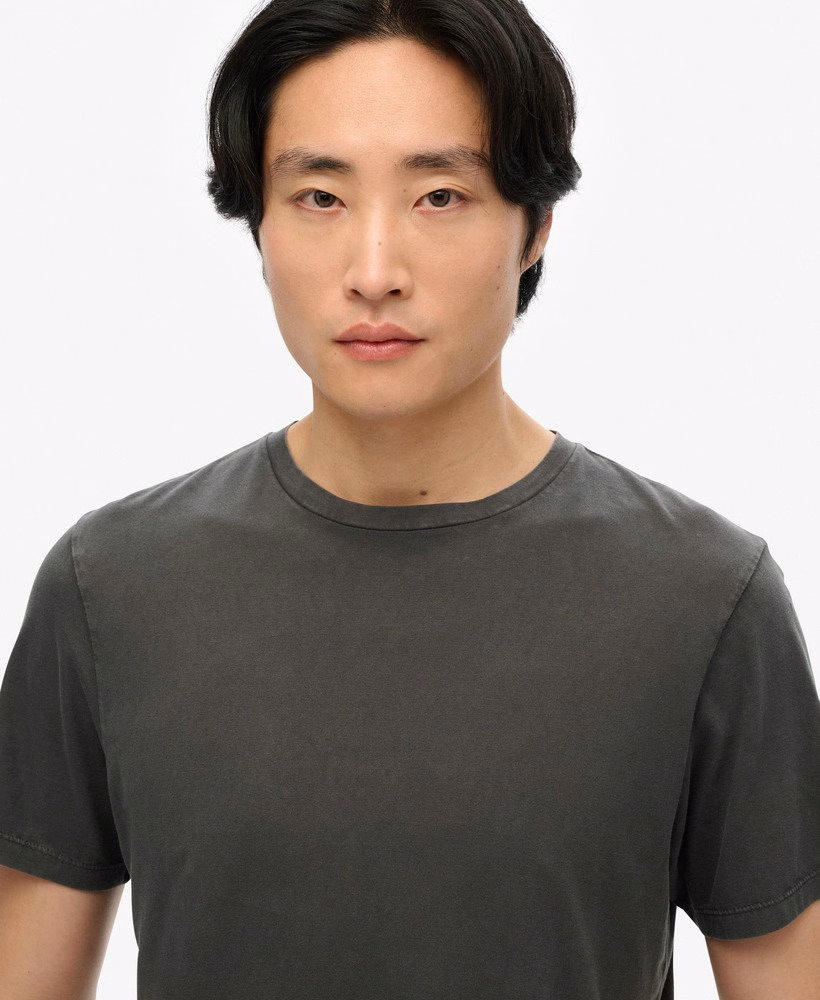 定番のエッセンシャルTシャツ
