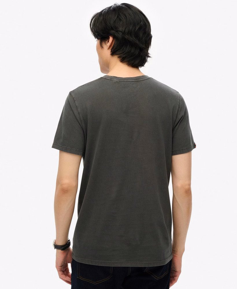 定番のエッセンシャルTシャツ