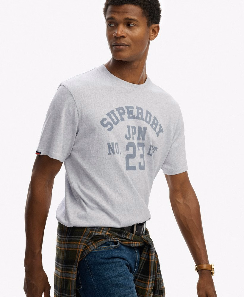 ヴィンテージアスレチックエッセンシャルグラフィックTシャツ