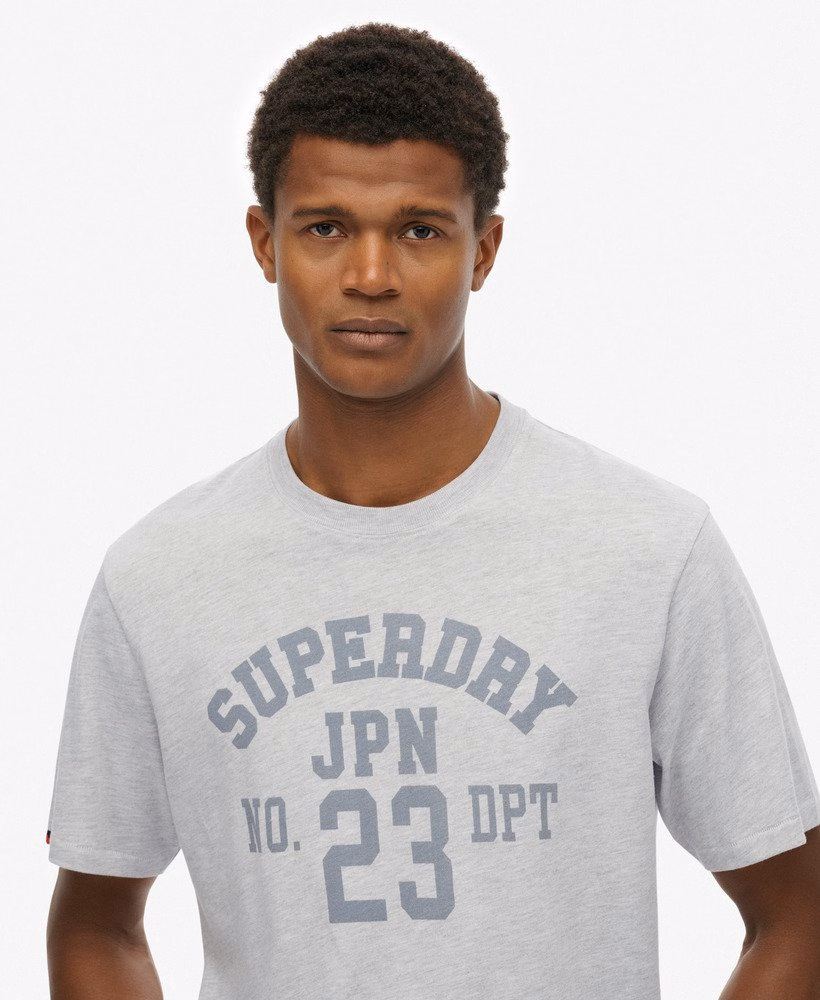 ヴィンテージアスレチックエッセンシャルグラフィックTシャツ