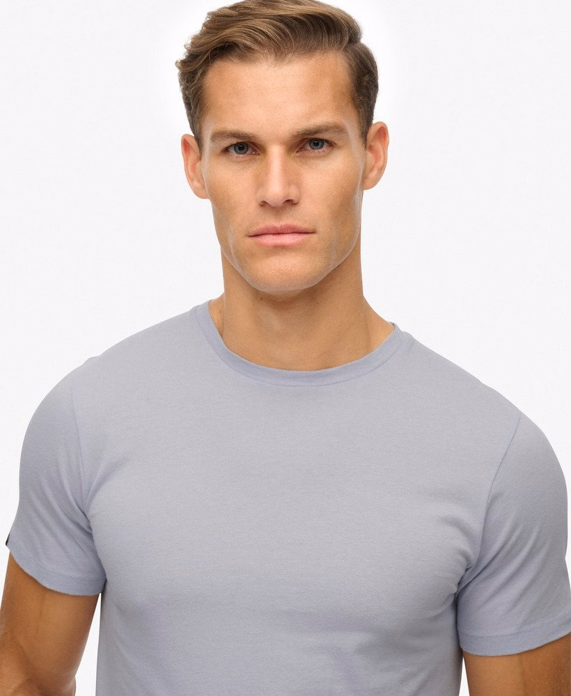 定番のエッセンシャルTシャツ