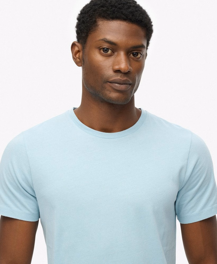 定番のエッセンシャルTシャツ