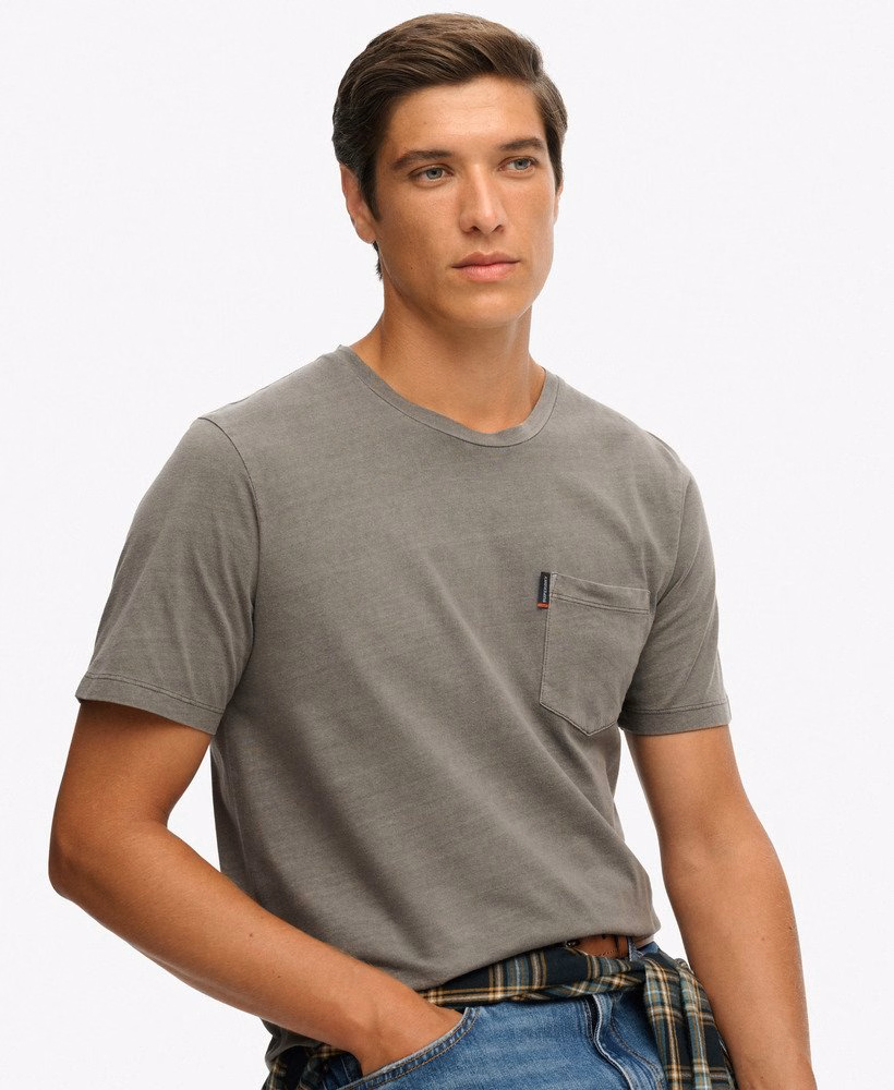 定番のポケット付きTシャツ