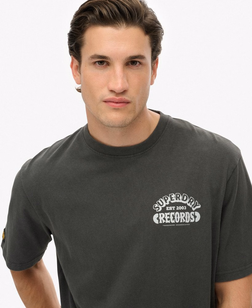 レコードレーベルの特大Tシャツ
