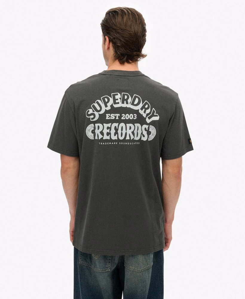 レコードレーベルの特大Tシャツ