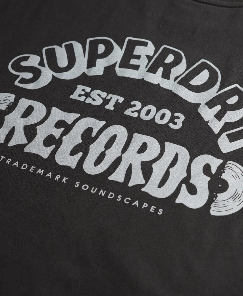 レコードレーベルの特大Tシャツ