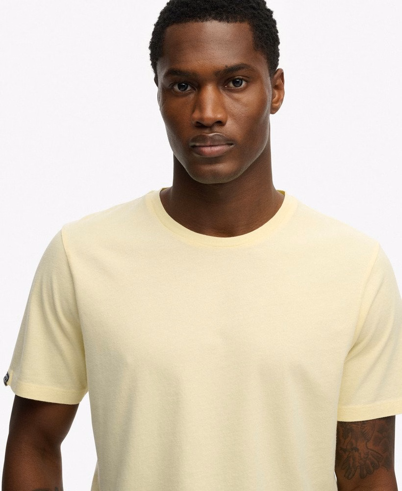 定番のエッセンシャルTシャツ