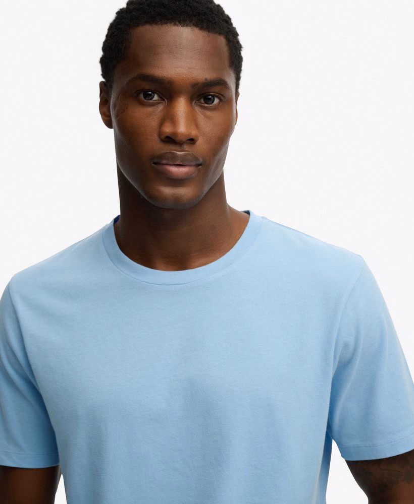 定番のエッセンシャルTシャツ
