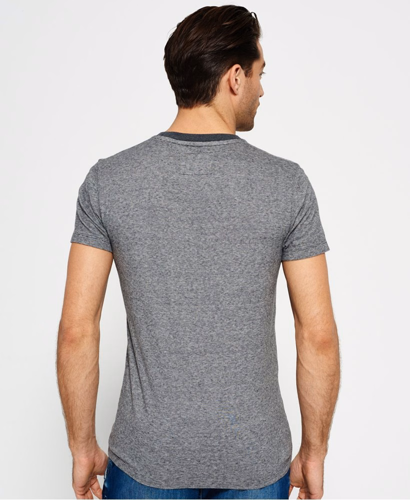 テクスチャード加工のポケット付きTシャツ