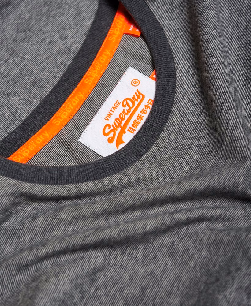 テクスチャード加工のポケット付きTシャツ