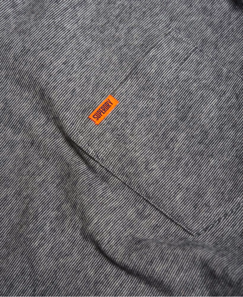 テクスチャード加工のポケット付きTシャツ