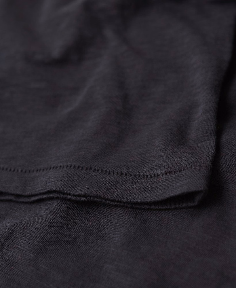 スラブ刺繍入りVネックTシャツ