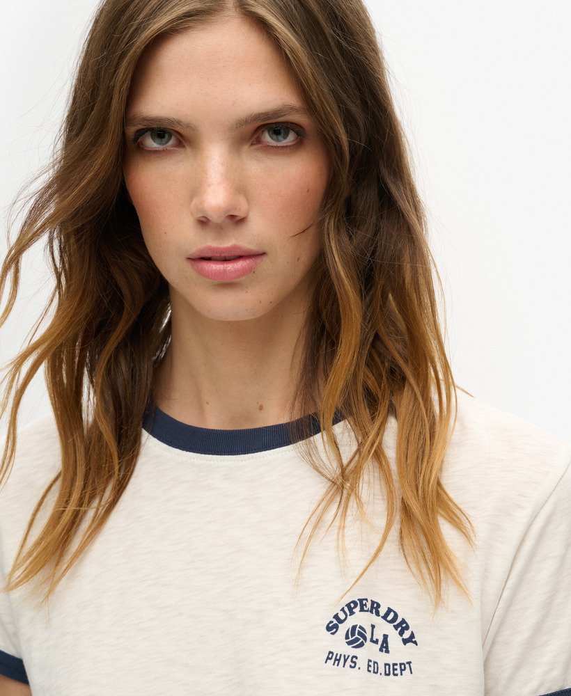 アスレチック エッセンシャルズ ビーチ グラフィック リンガー tシャツ(オフホワイト)