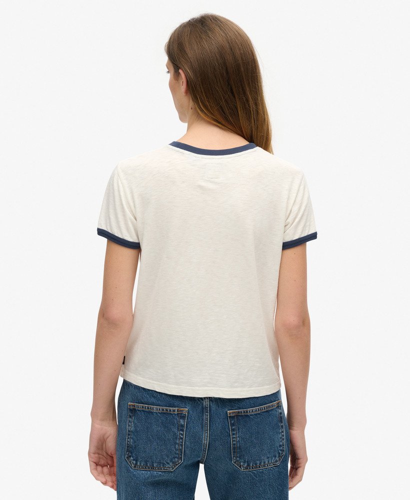アスレチック エッセンシャルズ ビーチ グラフィック リンガー tシャツ(オフホワイト)
