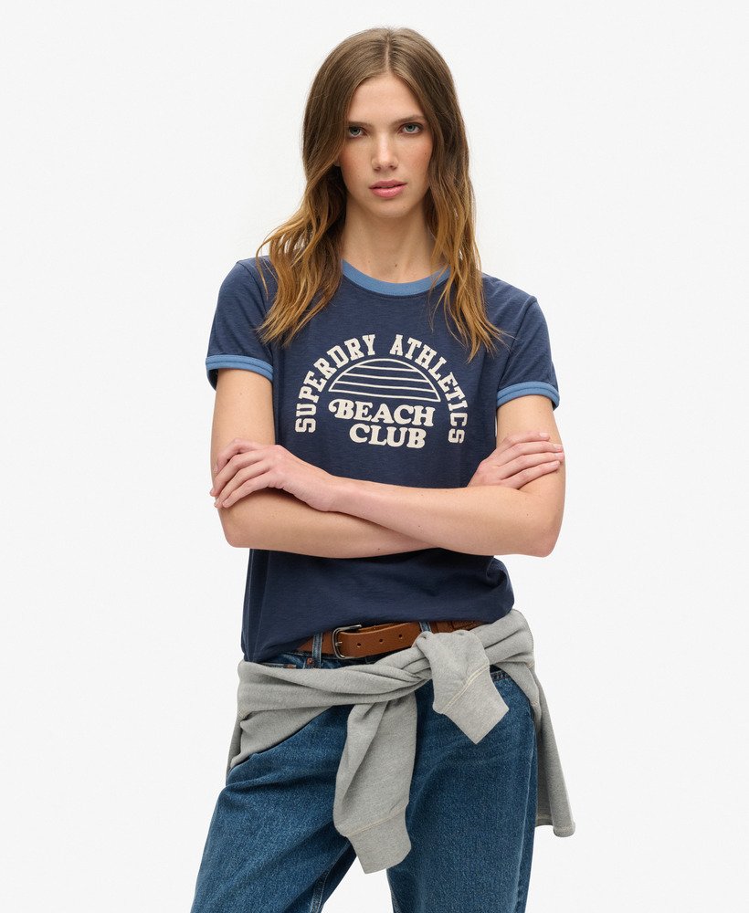 アスレチック エッセンシャルズ ビーチ グラフィック リンガー tシャツ(リッチスト ネイビー)
